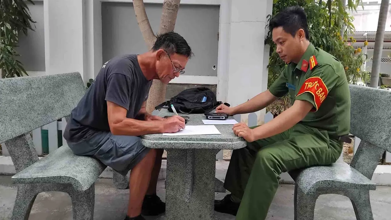 رد فعل غير متوقع من سائح فرنسي تجاه الشرطة بعد استعادة هاتفه مفقود